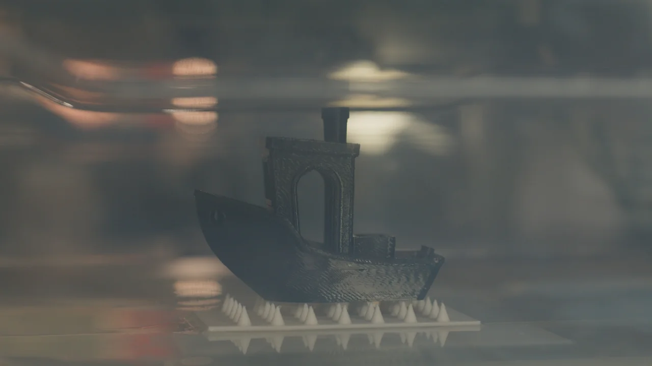 Benchy inside sealed smoothing chamber with acetone vapour visible through the lid